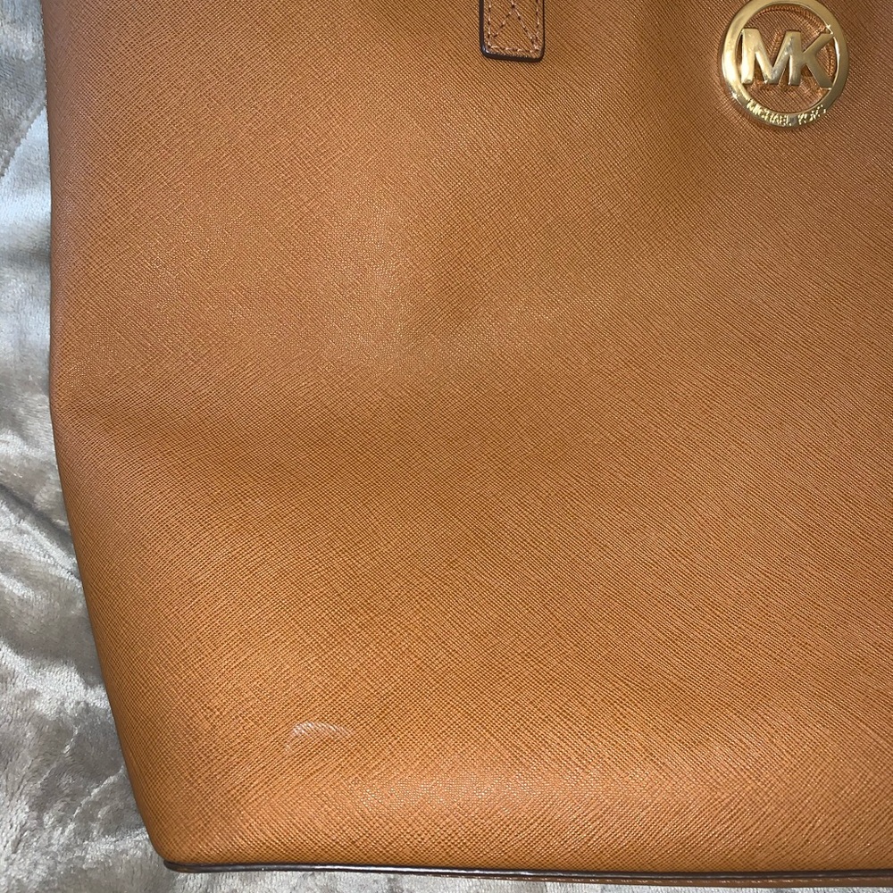 Michael Kors Large Tan Shoulder Bag - Picture 4 of 10